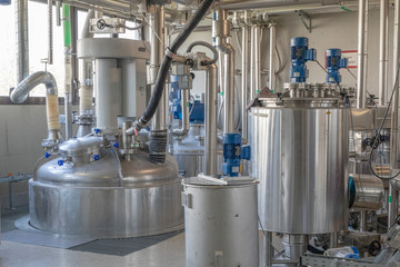 Produktions-Anlage in einer Chemiefabrik mit verschiedenen Edelstahlrührwerken