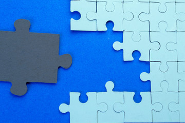 Obraz premium Blue puzzles on a blue background close-up