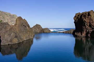 Fototapeta na wymiar Natural pool with black volcanic rock in the Atlantic Ocean (Madeira, Portugal, Europe)
