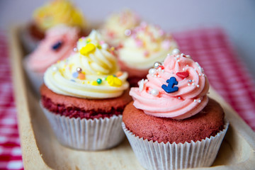 Red velvet cupcakes mit Buttercream Topping und Sprinkles
