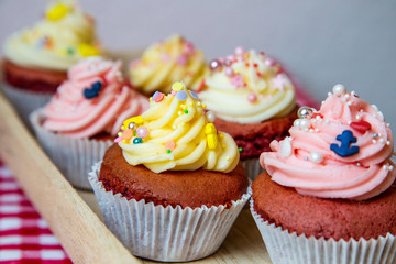 Fototapeta na wymiar Red velvet cupcakes mit Buttercream Topping und Sprinkles