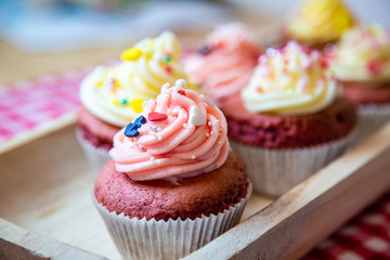 Red velvet cupcakes mit Buttercream Topping und Sprinkles