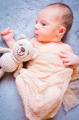Bebe con osito de peluche despierto