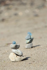 Fototapeta na wymiar 海で石とビーチグラス積みに挑戦