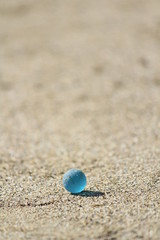 砂浜で見つけたビー玉