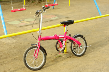 Fototapeta na wymiar 児童公園に置かれたスタイリッシュで素敵な子供用サイクル