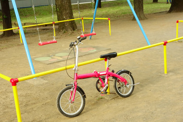 児童公園に置かれたスタイリッシュで素敵な子供用サイクル