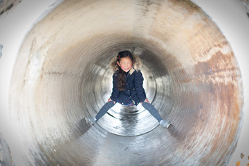トンネルで遊ぶ女の子