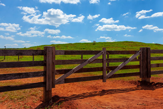 porteira da fazenda com c&eacute;u azul