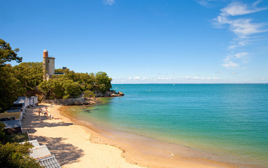 Plage sur lîle de Noimoutier, phare sur la Plage des Dames. © Thierry RYO