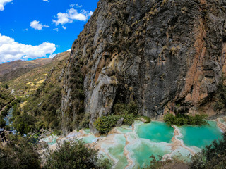 Obraz premium turquoise waters in a canyon at the mountain in ayacuho with a beautiful clear sky in a cold summer