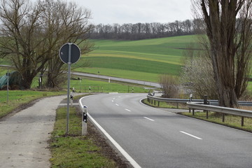 Straße durhc Sumpflandschaft der Thürer Wiesen