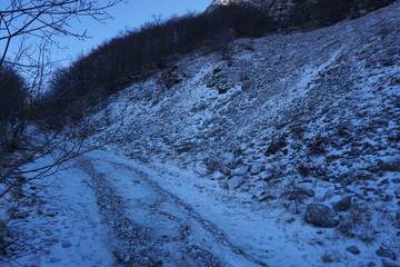 Mountain path covered in snow, in the Apuan Alps