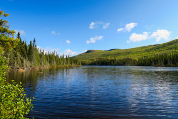 Obraz premium Beautiful landscape of a canadian lake in summer