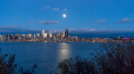 Naklejka premium Seattle Skyline and Moon 4