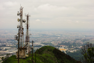 Obraz premium Sao Paulo/Brazil: Jaragua Peak, highest point in the city. Antennas