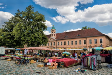 neuruppin, deutschland - wochenmarkt vor dem alten gymnasium