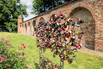 neuruppin, deutschland - liebesschl&ouml;sser an der stadtmauer