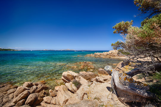 Felsiger Strand auf Sardinien