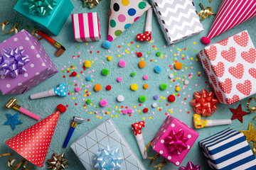 Obraz premium Happy birthday party background. Greeting card with colorful party accessories. Happy birthday greeting card. Top view