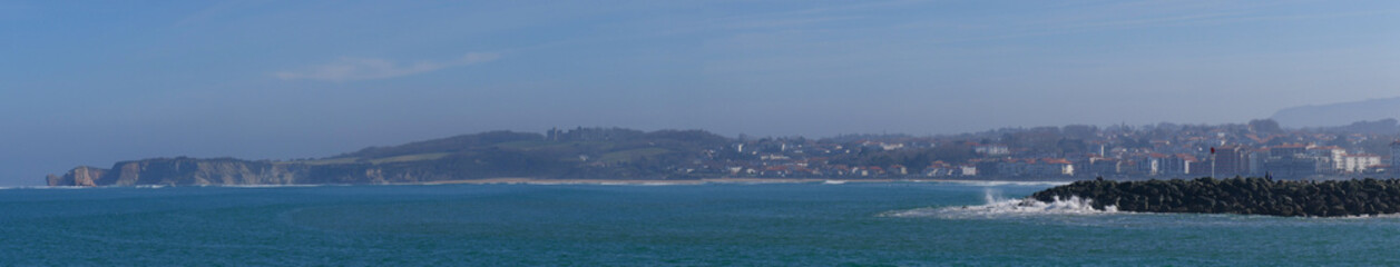 Naklejka premium Panoramic of a pier and bay
