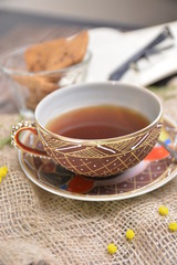 tazza di te nero con biscotti al cioccolato su tavolo di legno