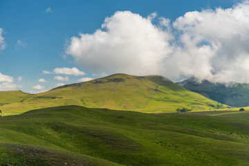 Fototapeta na wymiar Montagne et nuages