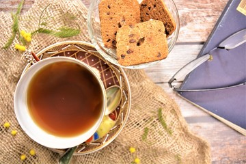 tazza di te nero con biscotti al cioccolato su tavolo di legno