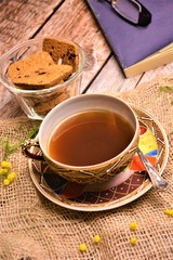 tazza di te nero con biscotti al cioccolato su tavolo di legno