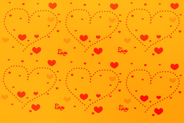 Rote Herzen auf orangem Hintergrund