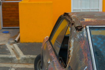 Vieille voiture rouillée 