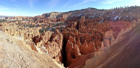 Fototapeta na wymiar particularly beautiful view from Sunset Point of the rugged rocky outcrops of the Bryce Canyon