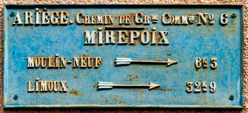 Vieux panneau directionnel &agrave; Mirepoix, Ari&egrave;ge, France