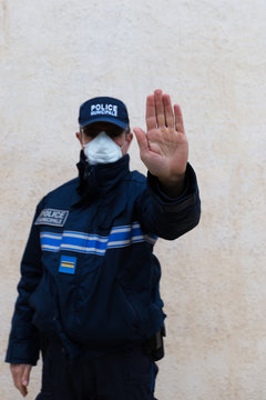 policier municipal avec masque de protection