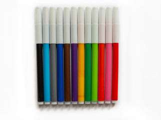 Naklejka premium colored felt-tip pens of different colors for drawing and creativity and art in the office and on paper isolate