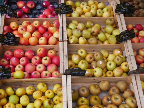 Etalage de pommes au march&eacute;