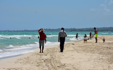 Ludzie idący po plaży