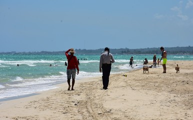 Ludzie idący po plaży © Wiktor