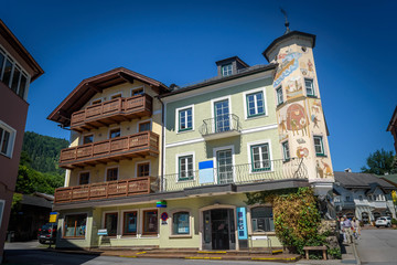 Obraz premium a house with wooden terraces and painted walls