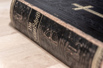 Buchrücken einer antiken Lutherbibel zeigt die evangelische Kirche und Übersetzung von Martin Luther mit einer verzierten Ausgabe der Bibel von 1914