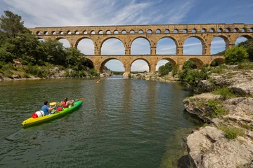 Papier Peint photo Pont du Gard Kayak sous l& 39 aqueduc romain vieux de 2000 ans. Les gens du kayak sur le Gardon au Pont du Gard, un ancien aqueduc romain, près de Nîmes, Gard, Provence, France