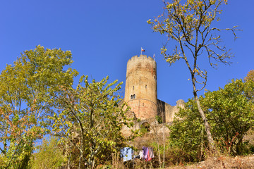 Contre plongée sur la tour du château à Najac (12270), département de l'Aveyron en région...