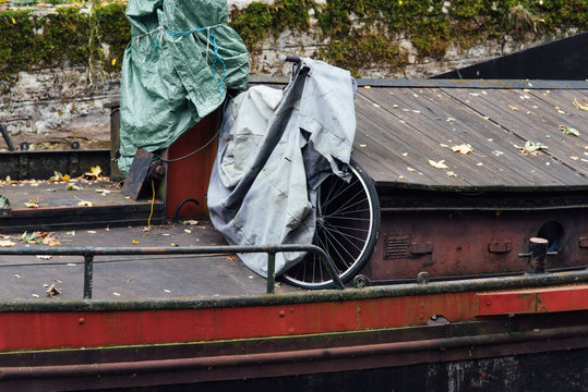 Un Vélo Sur Une Peniche