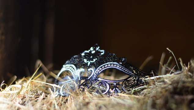 un elegante maschera in un fienile