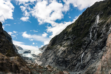 Obraz premium franz josef glacier with mountains and blue sky