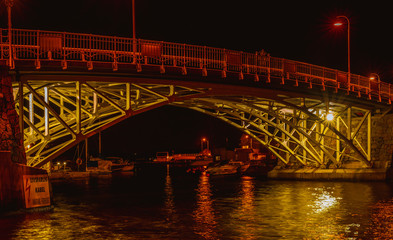 Fototapeta na wymiar Betonowy most osadzony na metalowej konstrukcji nośnej