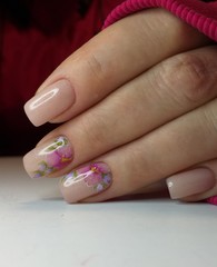 delicate spring manicure flowers on nails