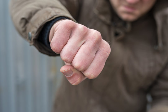 Faust eines Mannes beim Schlag als Symbol f&uuml;r Gewalt