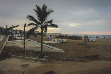 Vista a la entrada principal de la playa zorritos en Tumbes - Perú