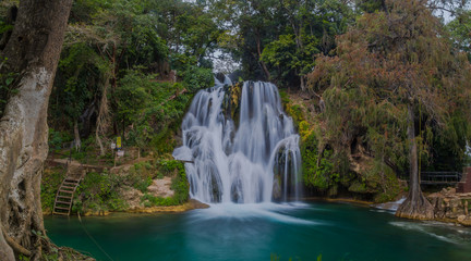Fototapeta na wymiar river beautiful Waterfalls of Tamasopo san luis potosi mexico